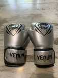 VENUM перчатки бокс 8 унций