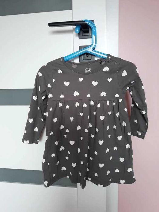 Sukienka w serduszka r. 86