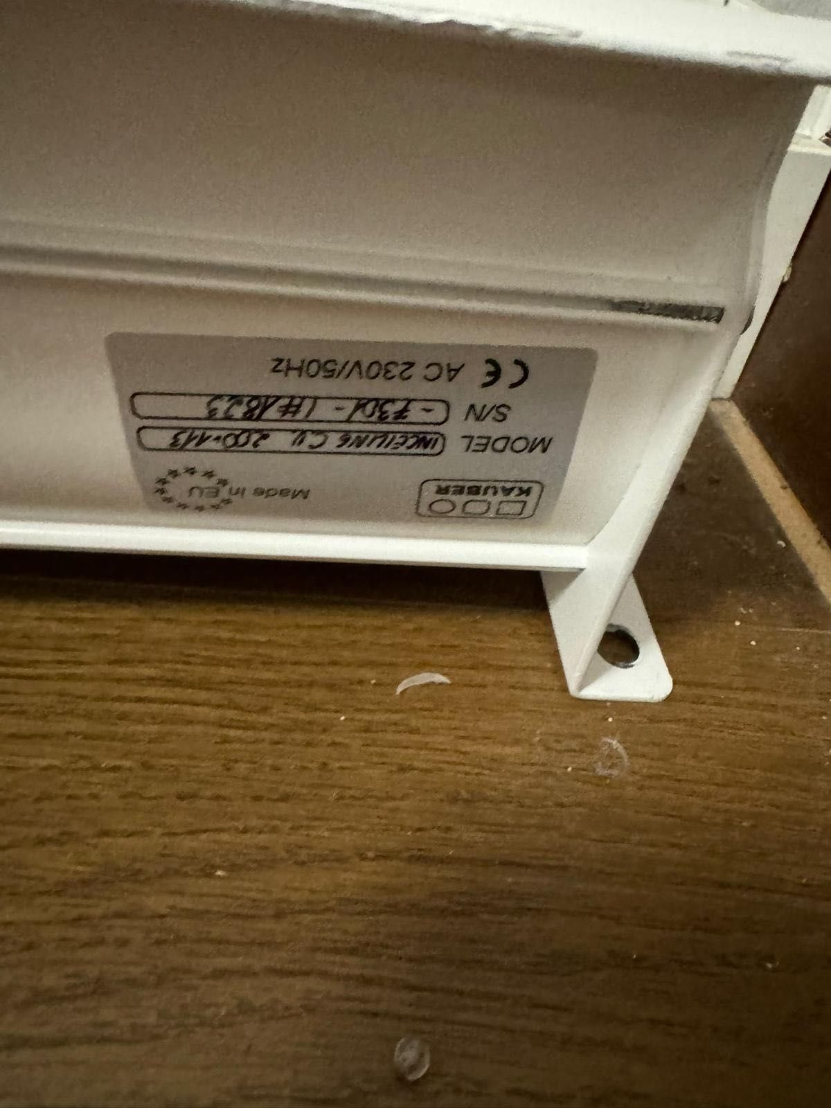 Kauber 200x 113 ekran elektryczny do zabudowy