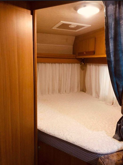 Autocaravana bem equipada para 4 pessoas