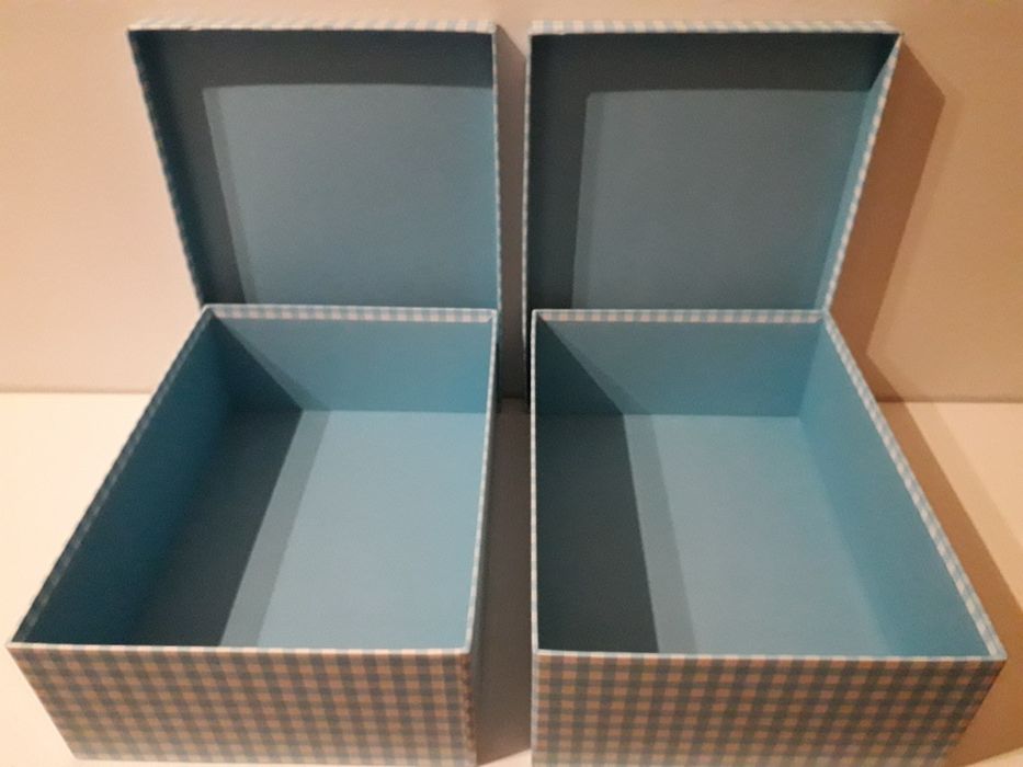 Caixas novas com padrão xadrez azul claro