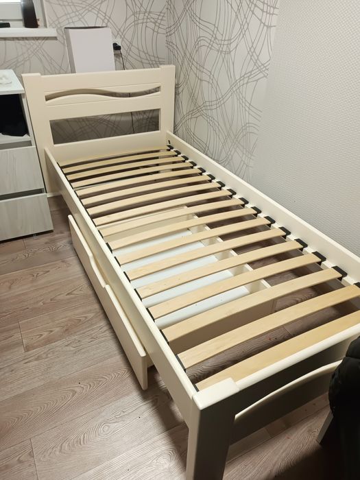 Кровать с дерева