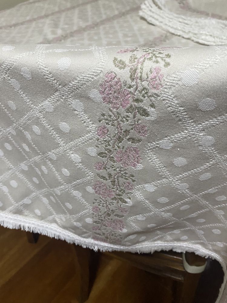 Toalha de Mesa Antiga Bordada em Jacquard Poa