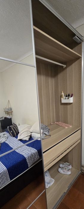 Vendo roupeiro espaçoso