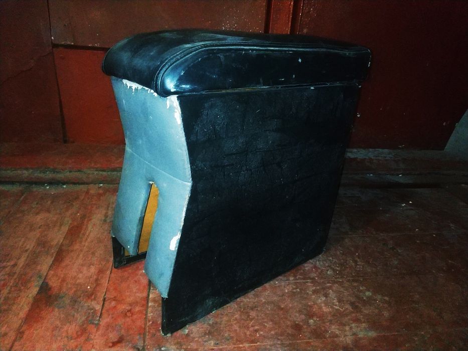 Підлокотник в авто машину