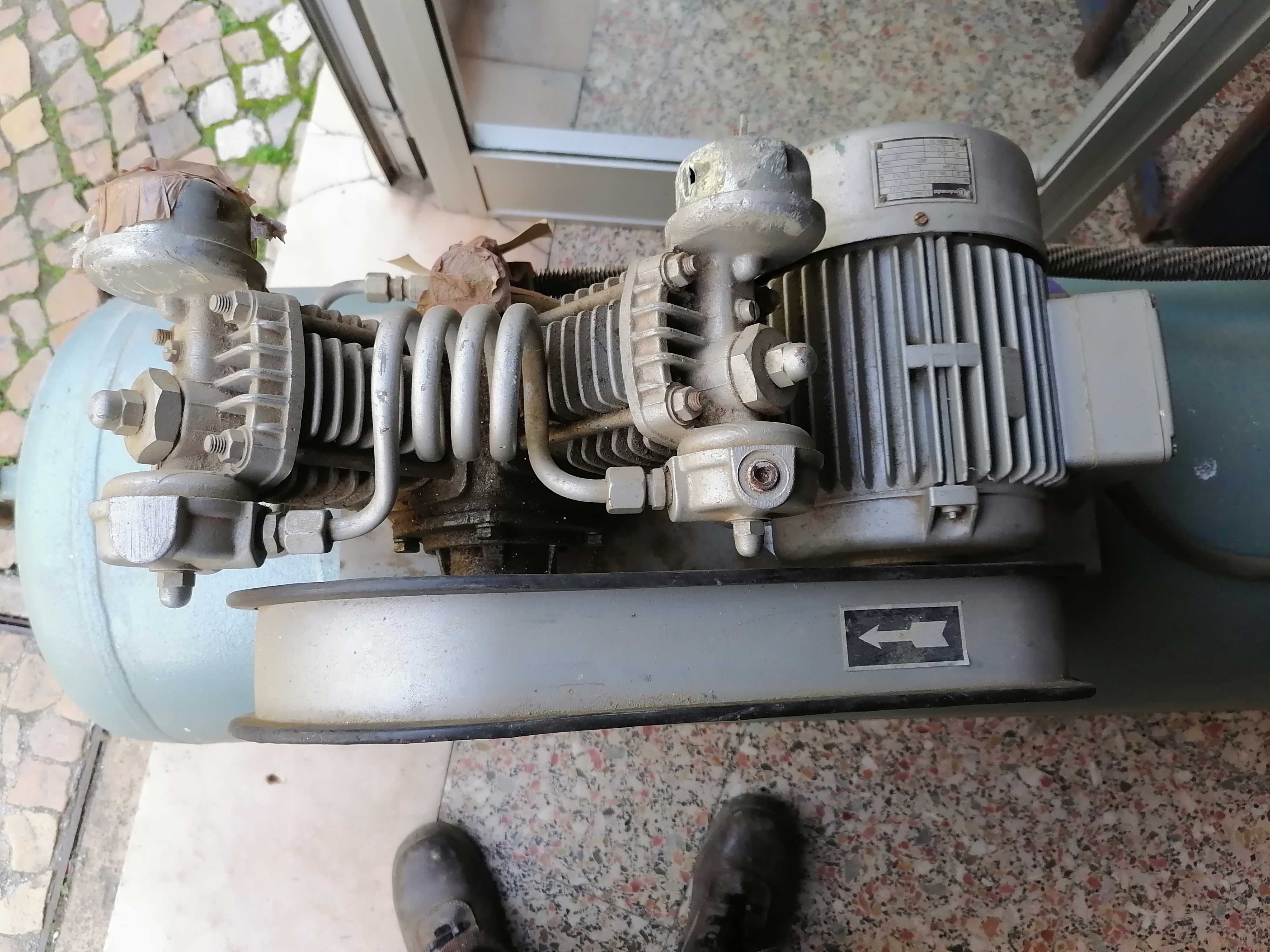 Compressor de Ar Trifásico 150l, seminovo da Bauer/ 2cv