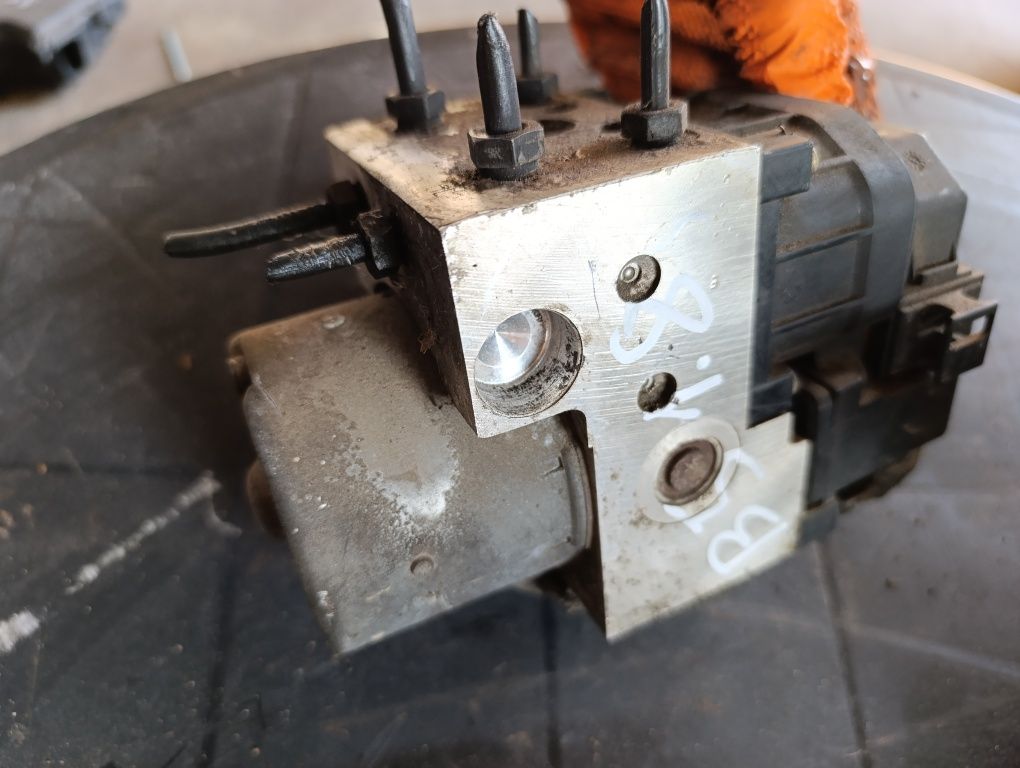 Pompa hamulcowa ABS servo volkswagen passat B5 audi a4 b5