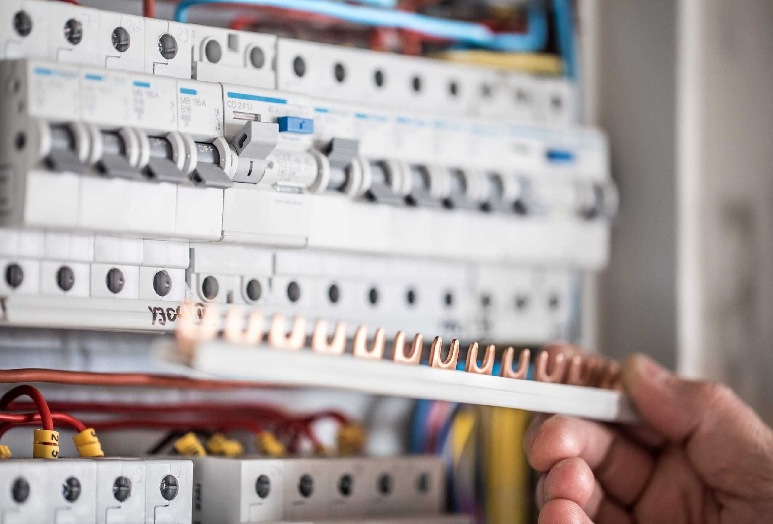 Elektryk|Instalacje i pomiary|Naprawy|Projekt|Alarm|Monitoring|LAN|