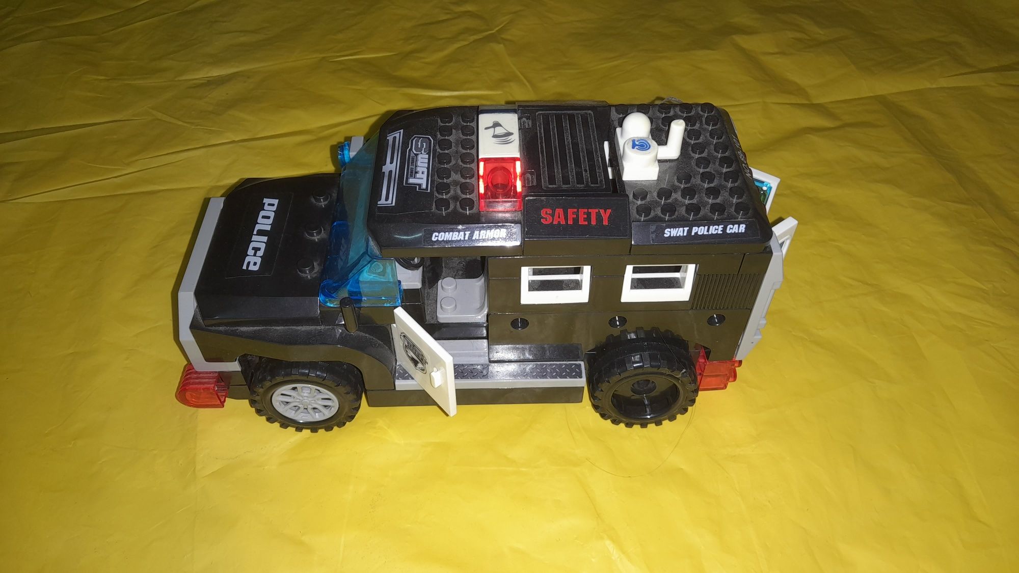 Pojazd Police SWAT + figurki.