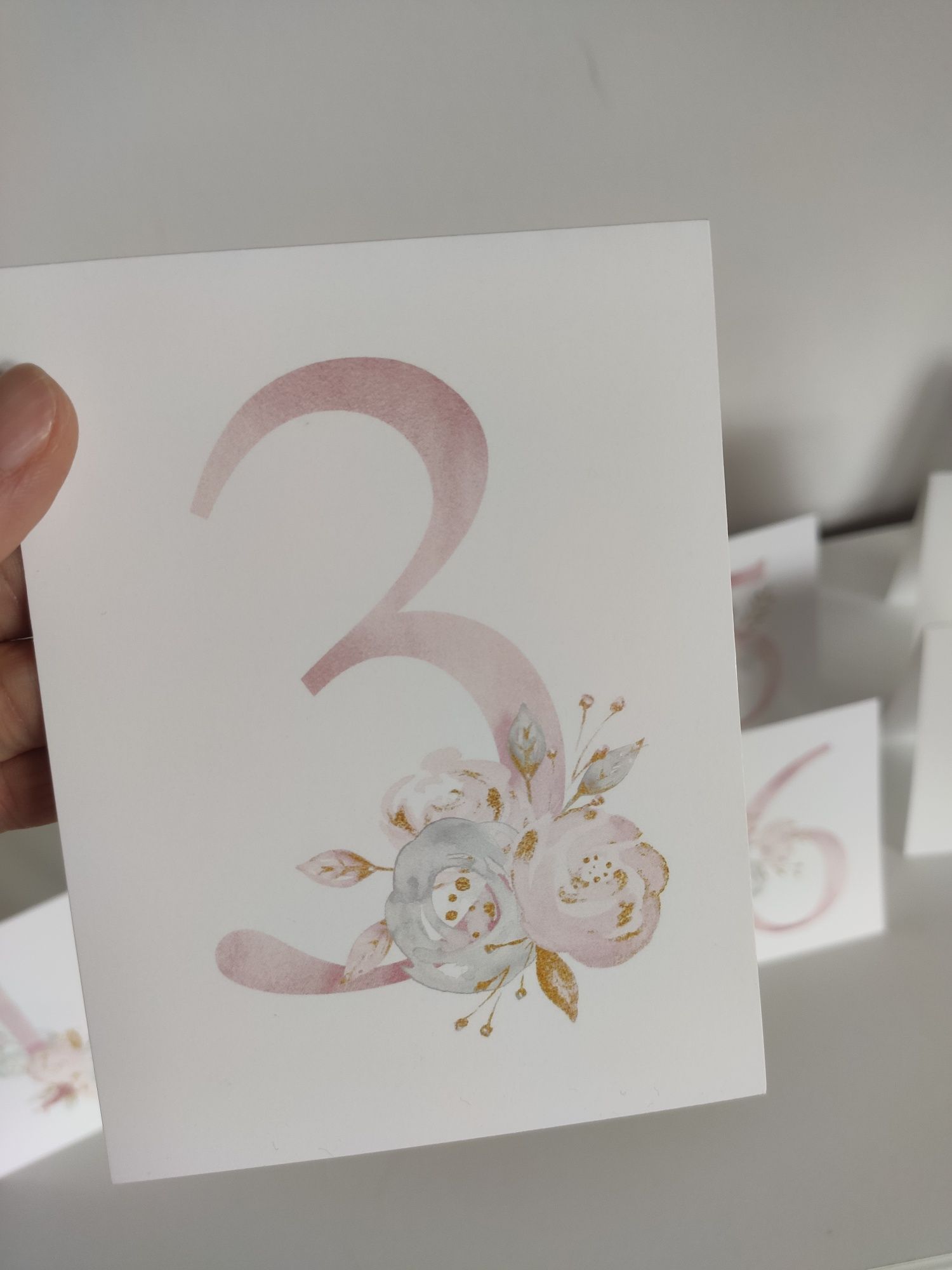 Piękne kartonowe numery na stoły 1-9 różowe kwiaty