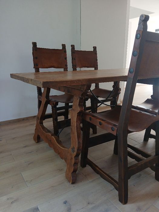 Stół hiszpanski refektarzowy ze skórzanymi krzesłami