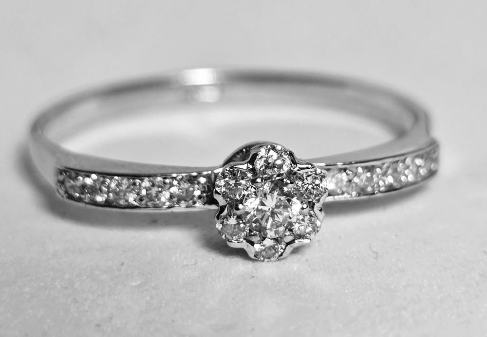 Золота каблучка з діамантами