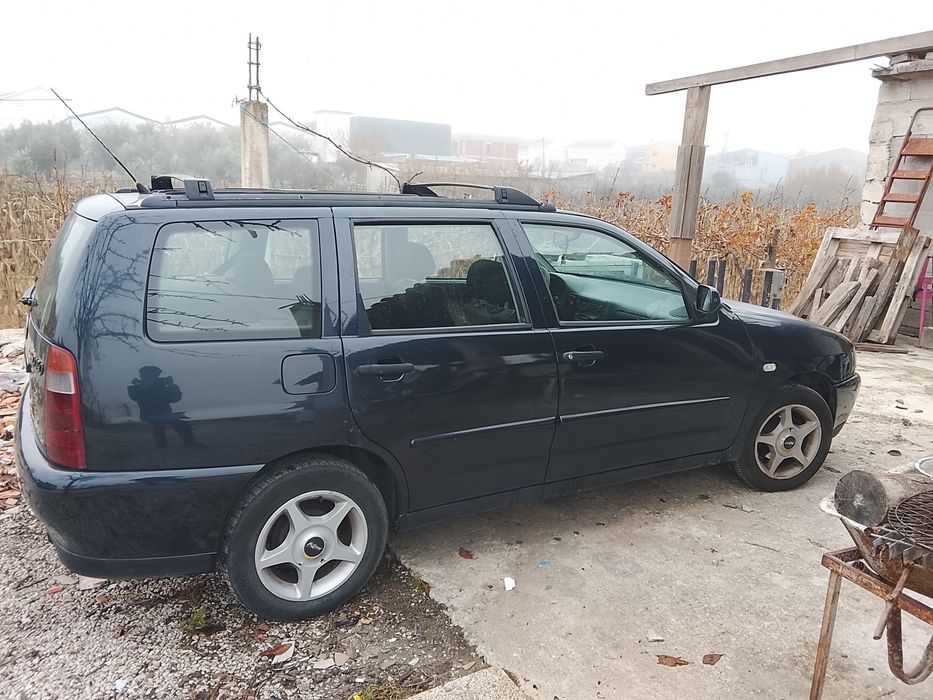 Uma carrinha em bom estado marca polo