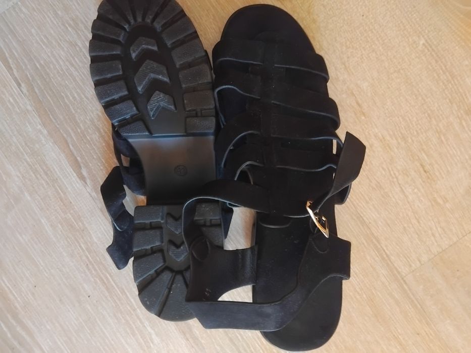 Sandálias pretas novas