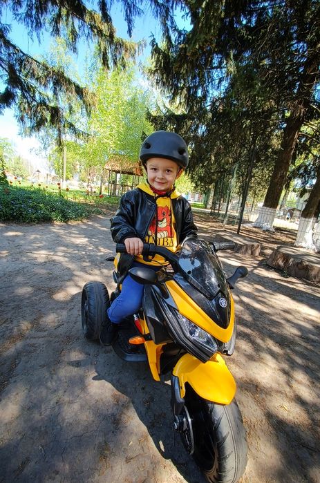 Дитячий транспорт (трицикл)