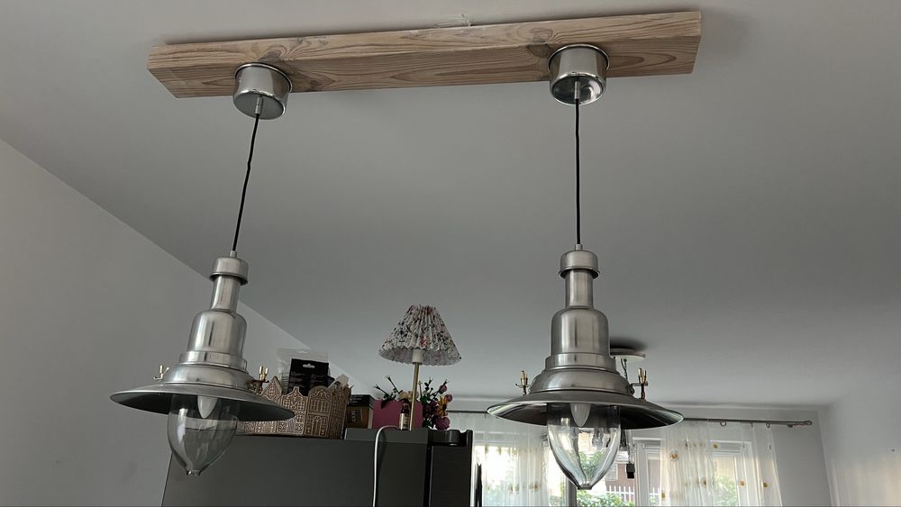 Industrialna lampa sufitowa na drewnie