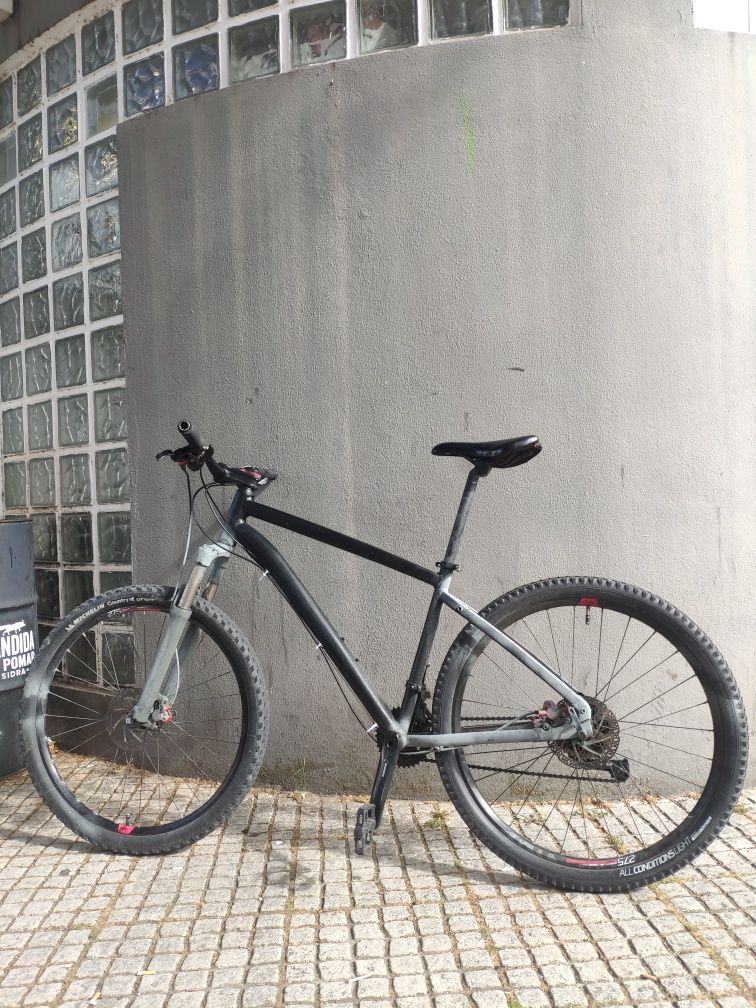 Bicicleta preta.