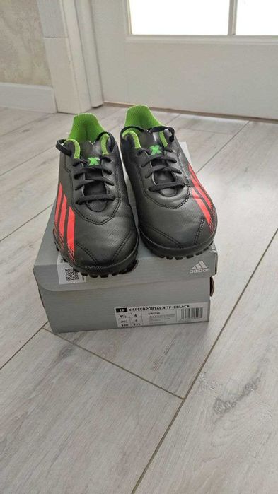 Кроссовки сороконожки Adidas 36 р.