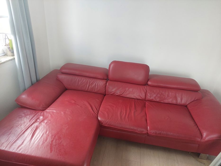 Narożnik skórzany czerwony z funkcja spania.