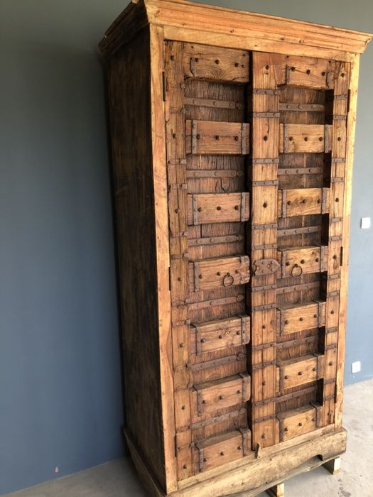 Zabytkowa stara zabytkowa recznie rzezbiona szafa