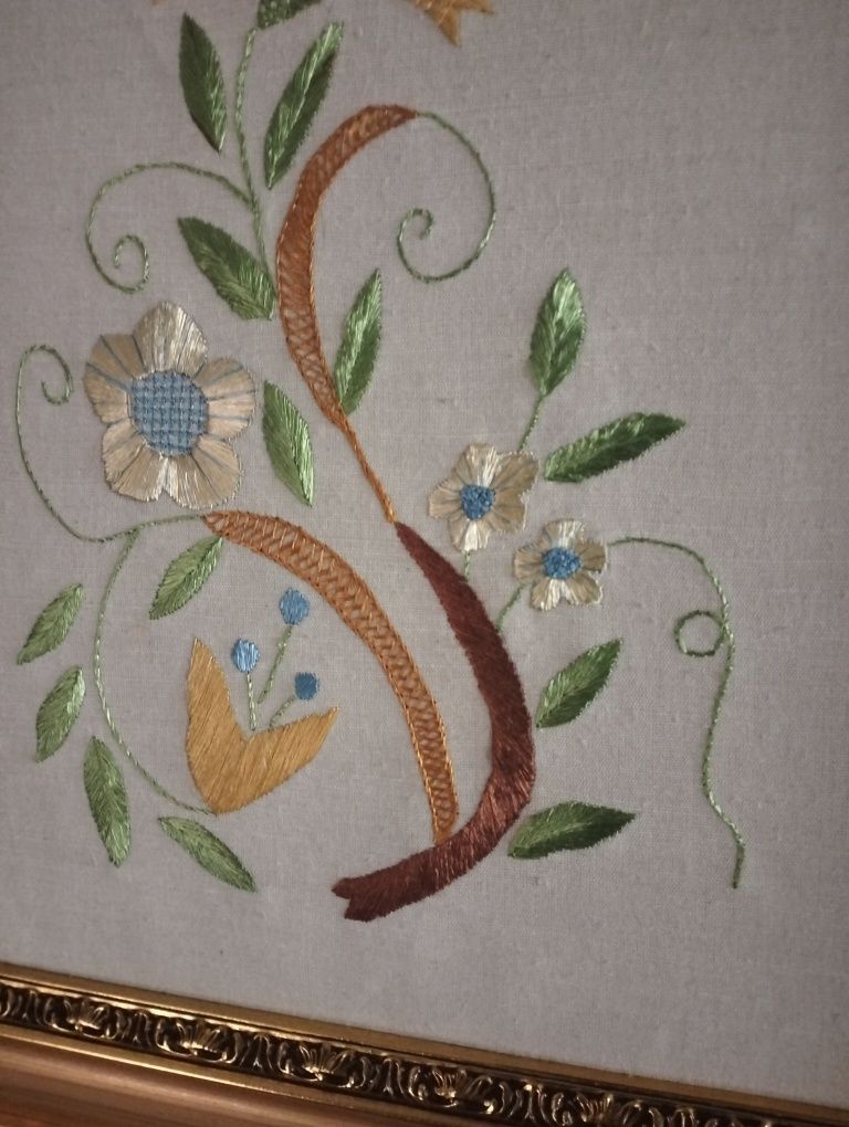 Quadro bordado de castelo branco