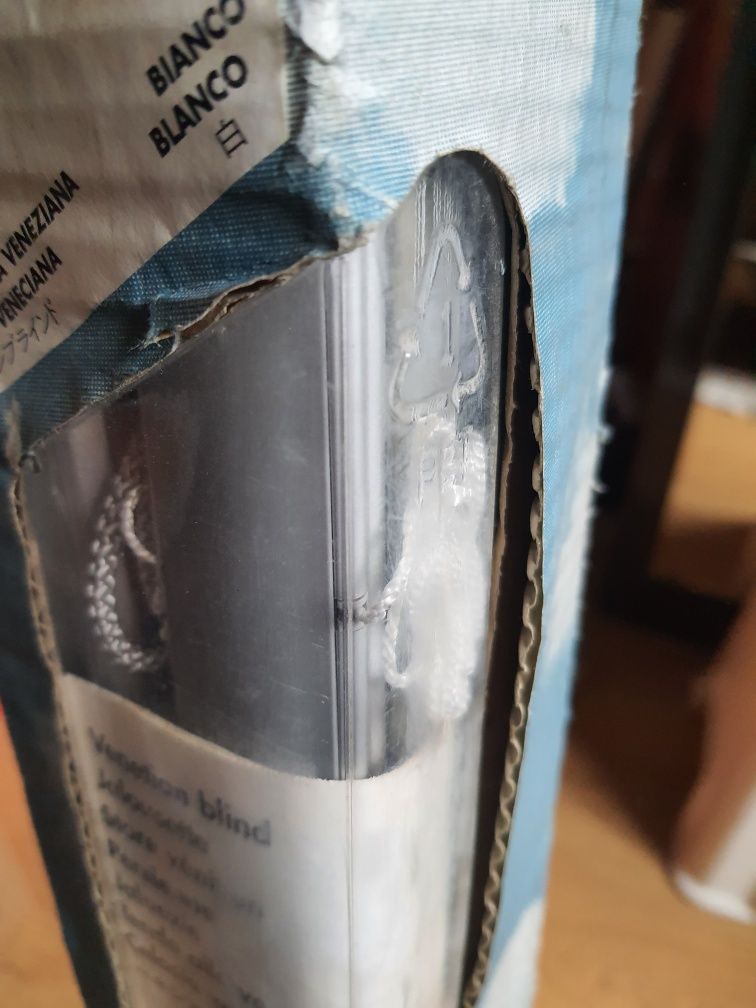 Żaluzje aluminiowe wewnętrzne 61x74 VELUX  białe
