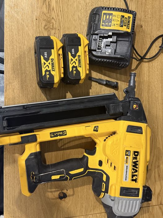 Gwozdziarka Dewalt DCN890