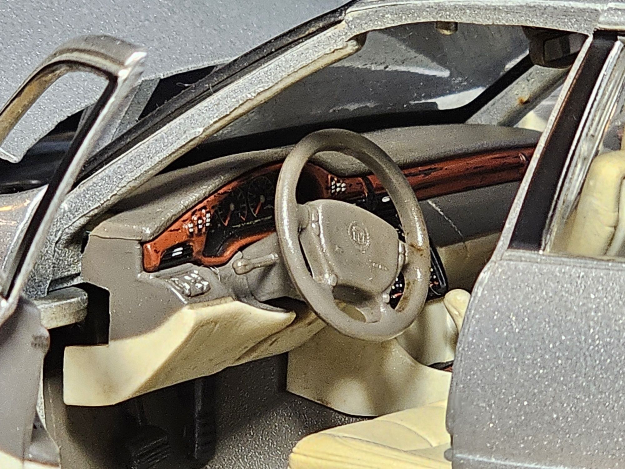 Cadillac DeVille 2000 DTS - 1/18