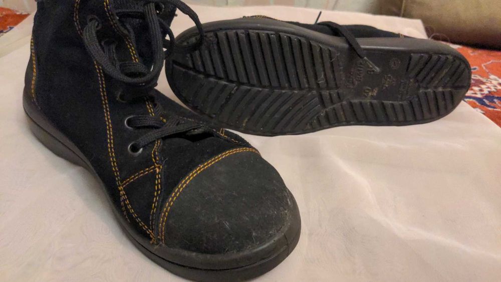 Замшеві ботинки. Спеціальне жіноче взуття