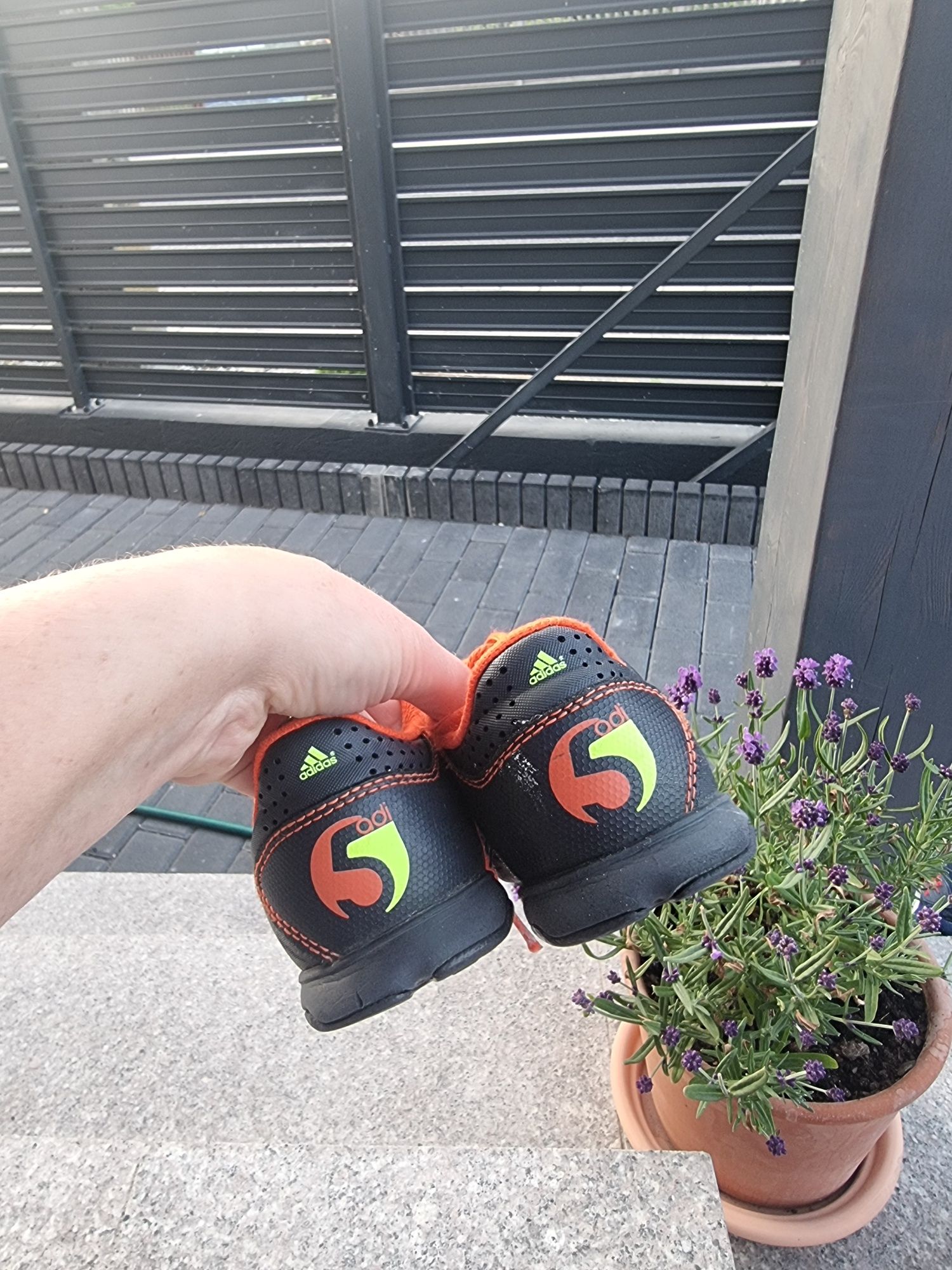 Buty adidas na boisko dla chłopczyka do biegania 28