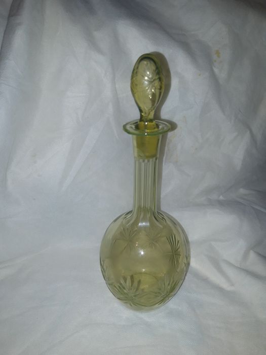 Графин гранёное горлышко 9 граней  узорчатая гравировка  0,5 л СССР