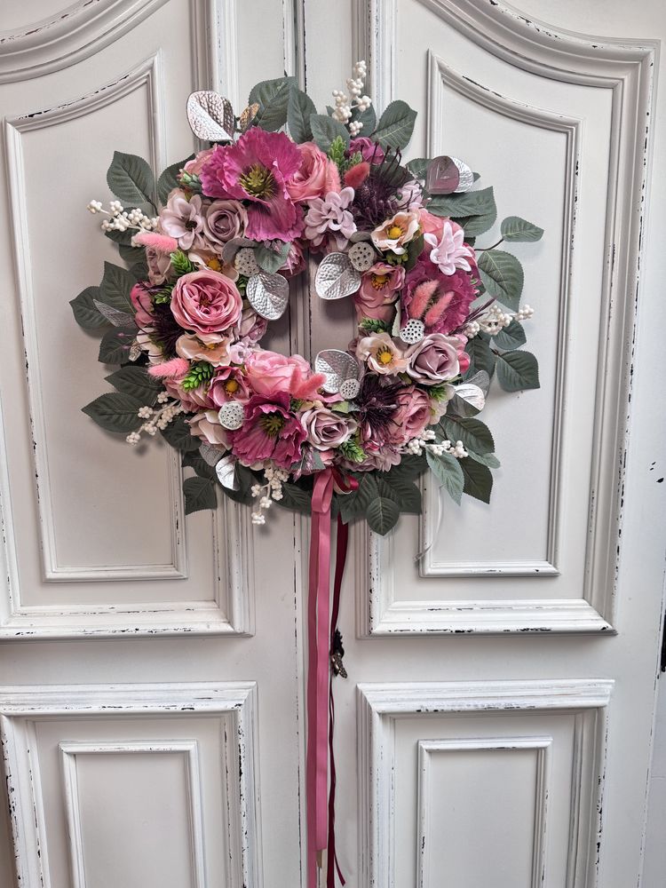 Elegancki sztuczny wianek z suszonymi dmuszkami