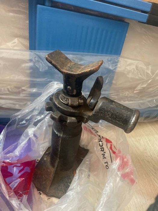 Домкрат УАЗ 2 т отличное состояние