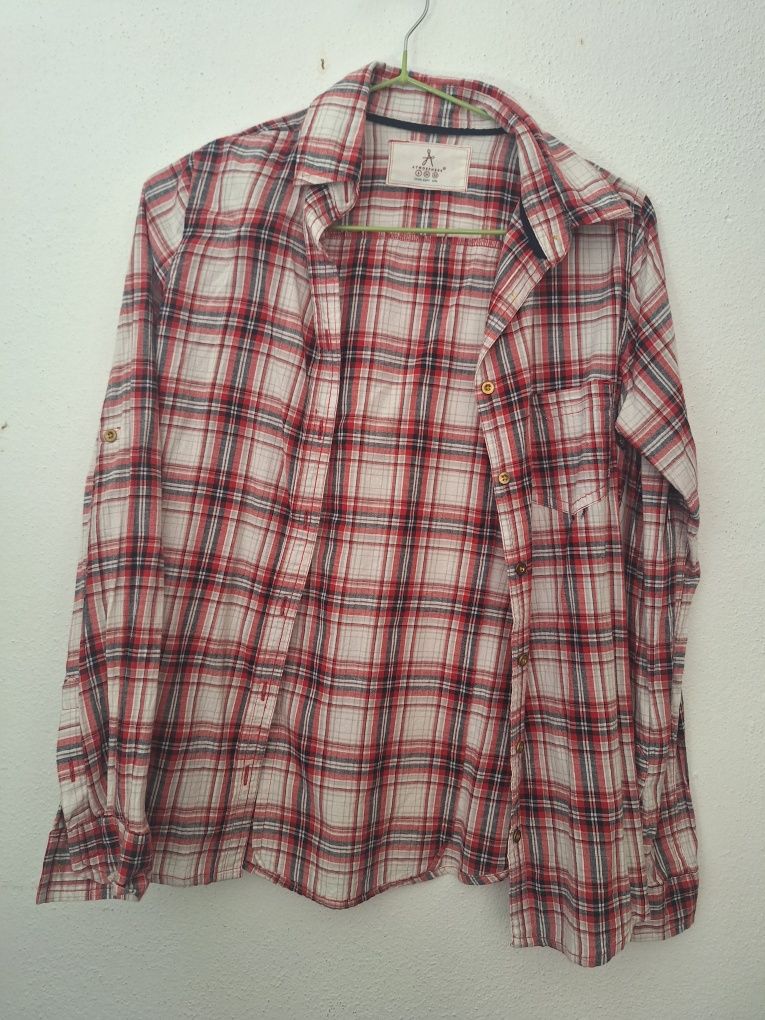 Camisa as riscas vermelha