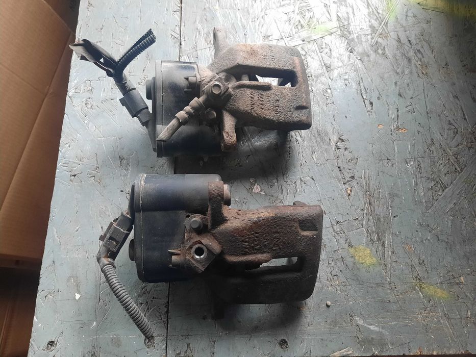 Zacisk hamulcowy tył tylny Volkswagen Passat B7 2.0 TDI