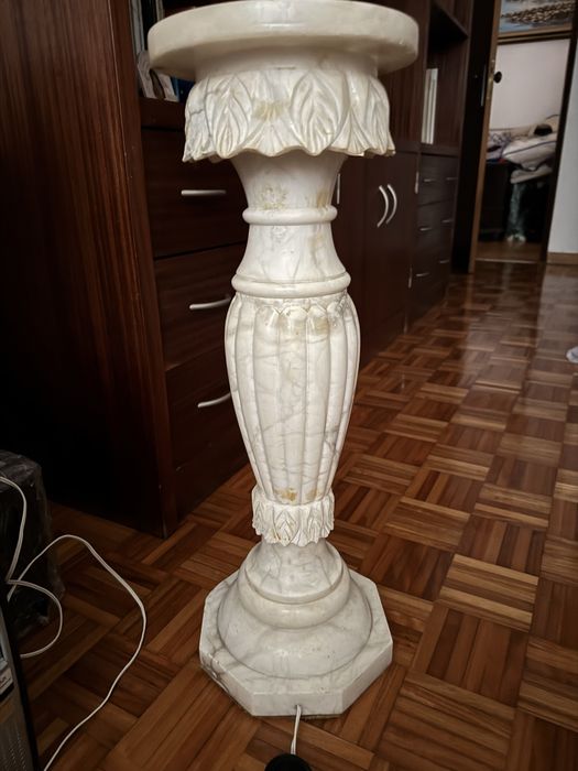 Coluna em pedra marmore antiga, eletrificada