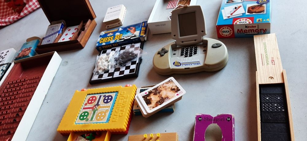Vários jogos e cartas