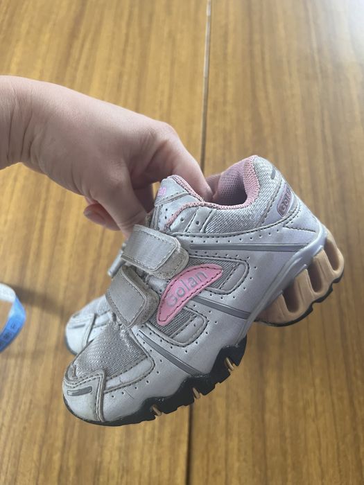 Гарні кросівки для дівчинки