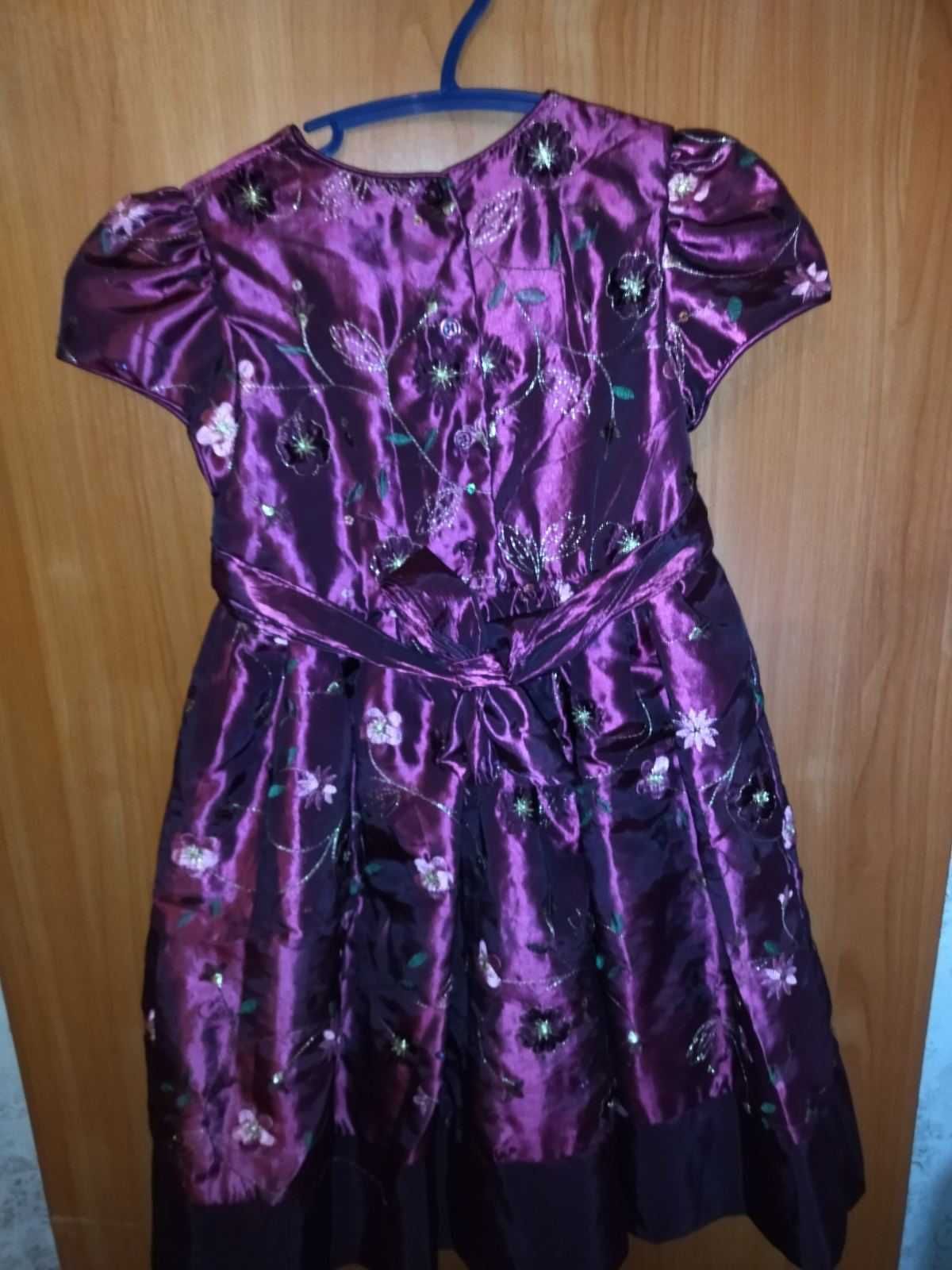 Нарядное платье с вышивкой на 5-7 лет