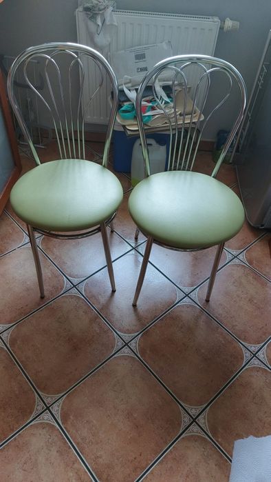 meble kuchenne z okapem stołem i krzesłami