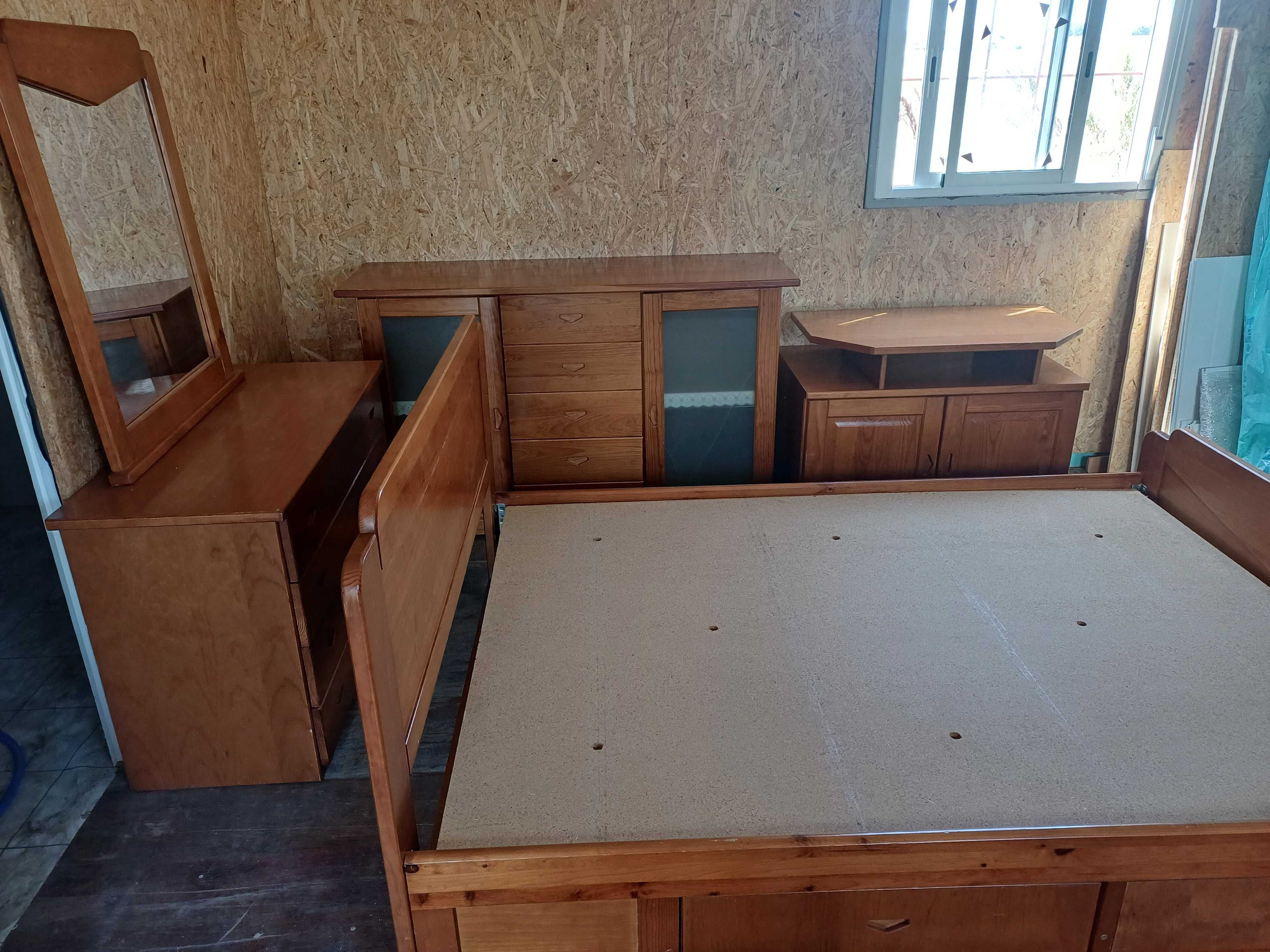 Mobiliário cama, aparador, cômoda e móvel de TV em pinho mel