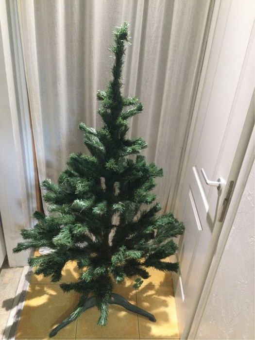 Продам искусственную елку.