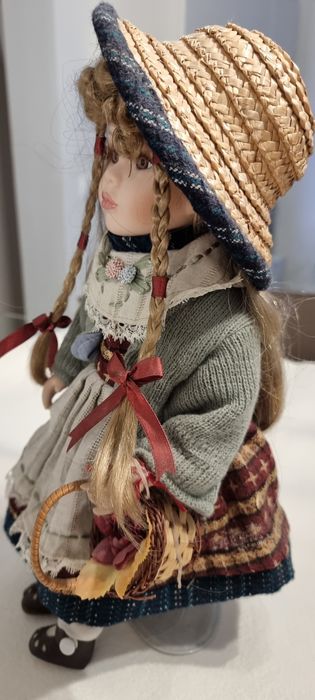 Linda boneca antiga em porcelana