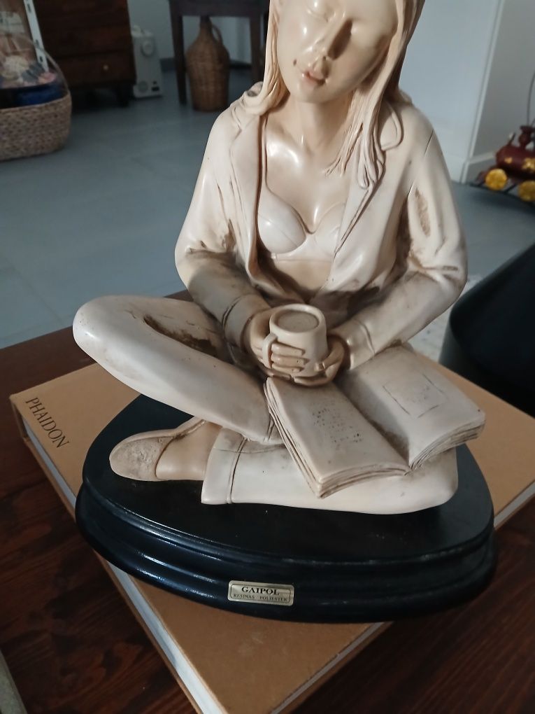 Sculpture jovem poetisa pati