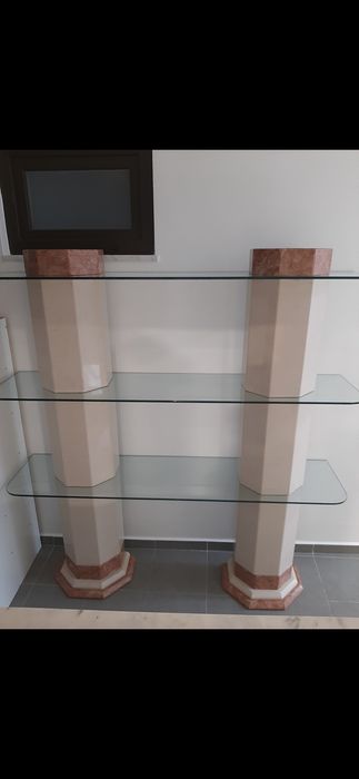 Móvel de colunas em pedra mármore e vidro