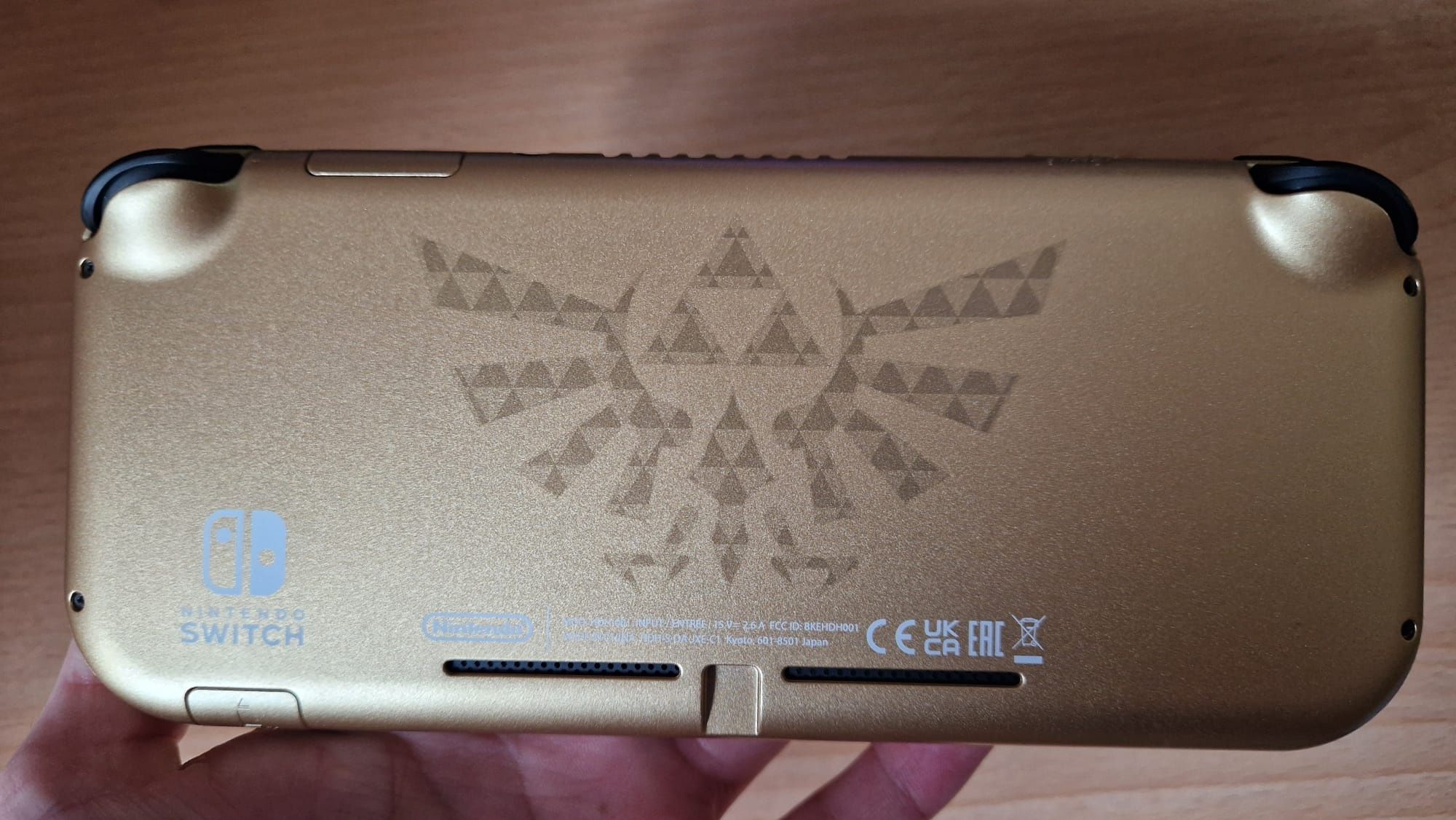 Nintendo Switch Lite Hyrule Edition + Zelda Breath of the Wild