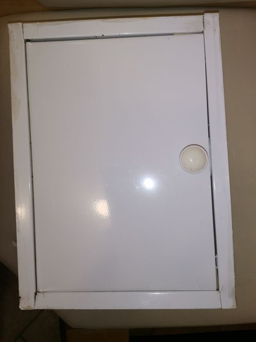 Metalowe drzwiczki do wnęki na liczniki itp