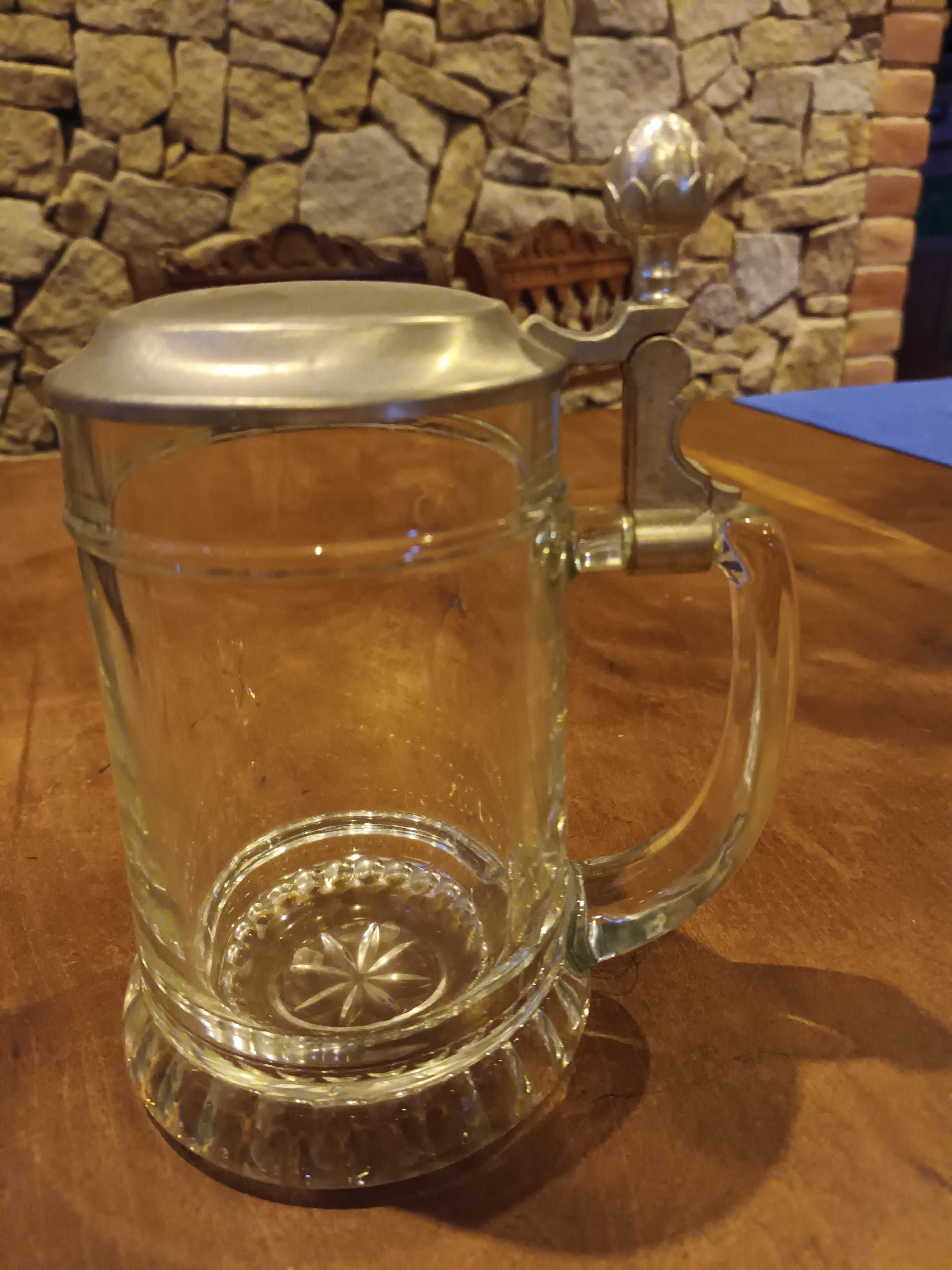 szklany kufel do piwa z cynowym deklem