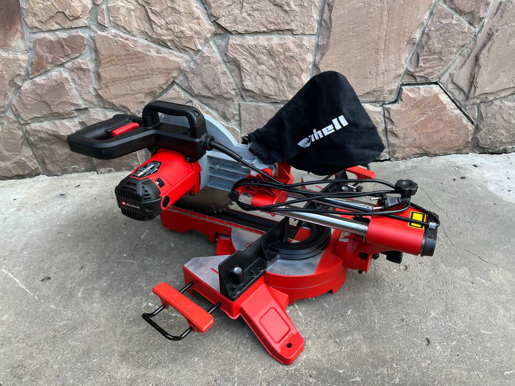 Пила торцовочная Einhell TC-SM 2531/2 U с протяжкой