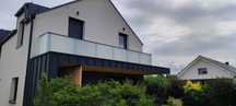Balustrady szklane na slupkach zewnetrzne balkonowe tarasowe antresola